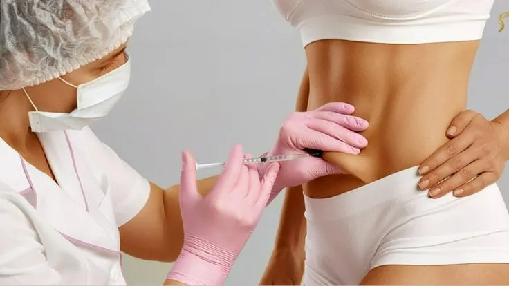female patient receiving fat dissolving injections UK